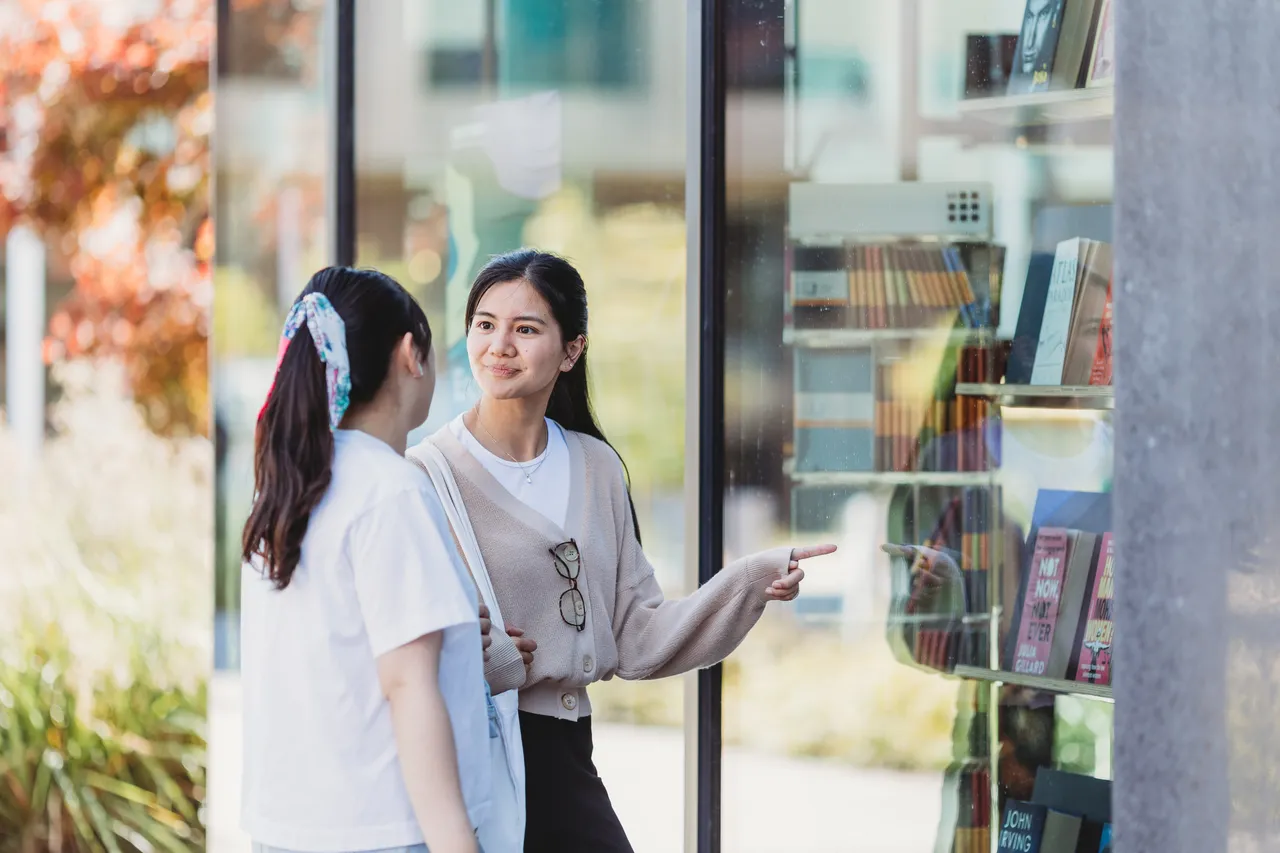 Students window shopping on ANU Campus - 100826
