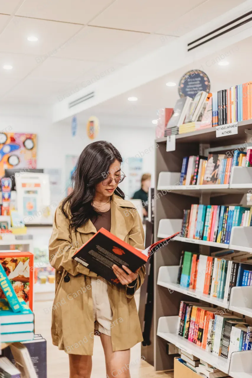 Students shopping in The Book Cow in Kingston (6)