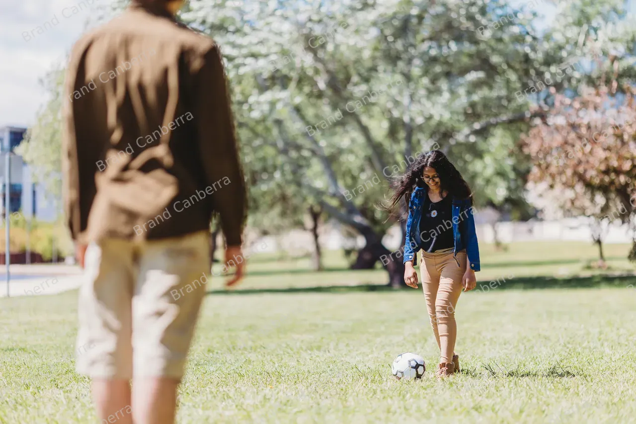 Students in Bowen Park in Barton (17)