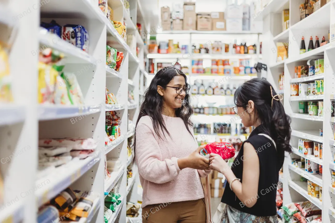 Students shopping at Fyshwick Fresh Food Markets (16)