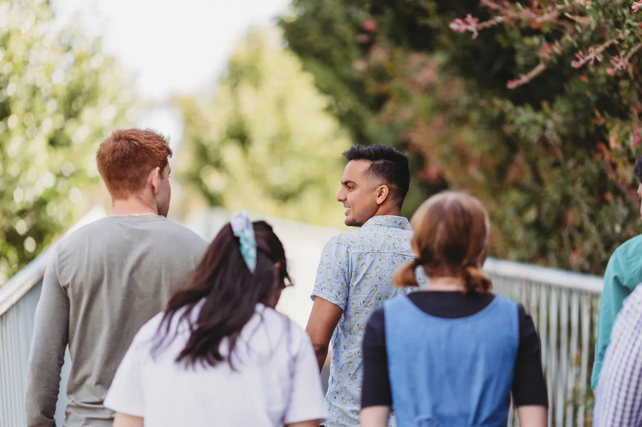 Students walking together - 100781