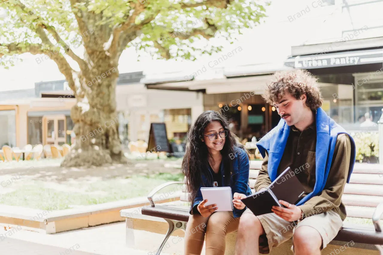 Students walking around Manuka Shops in Griffith (4)