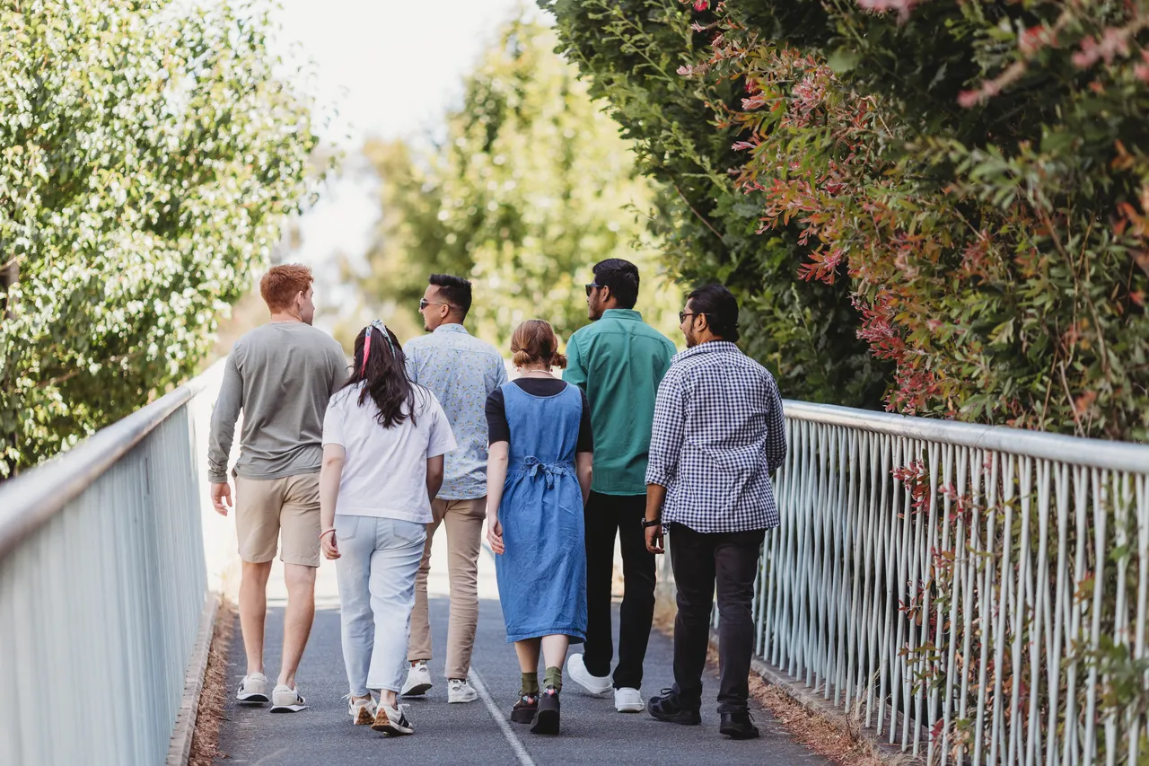Students walking together - 100776
