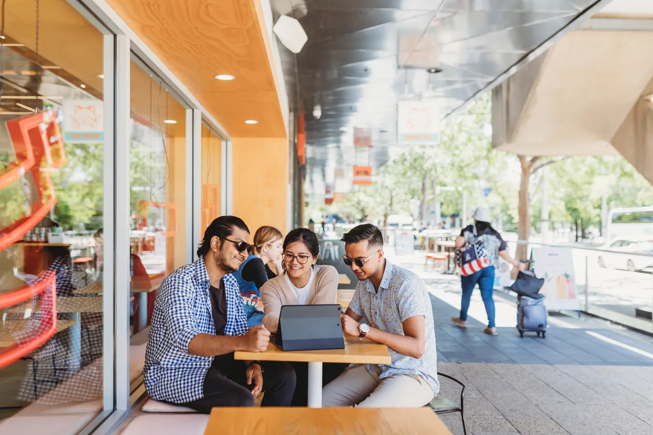 Students meeting at a restaurant - 100700