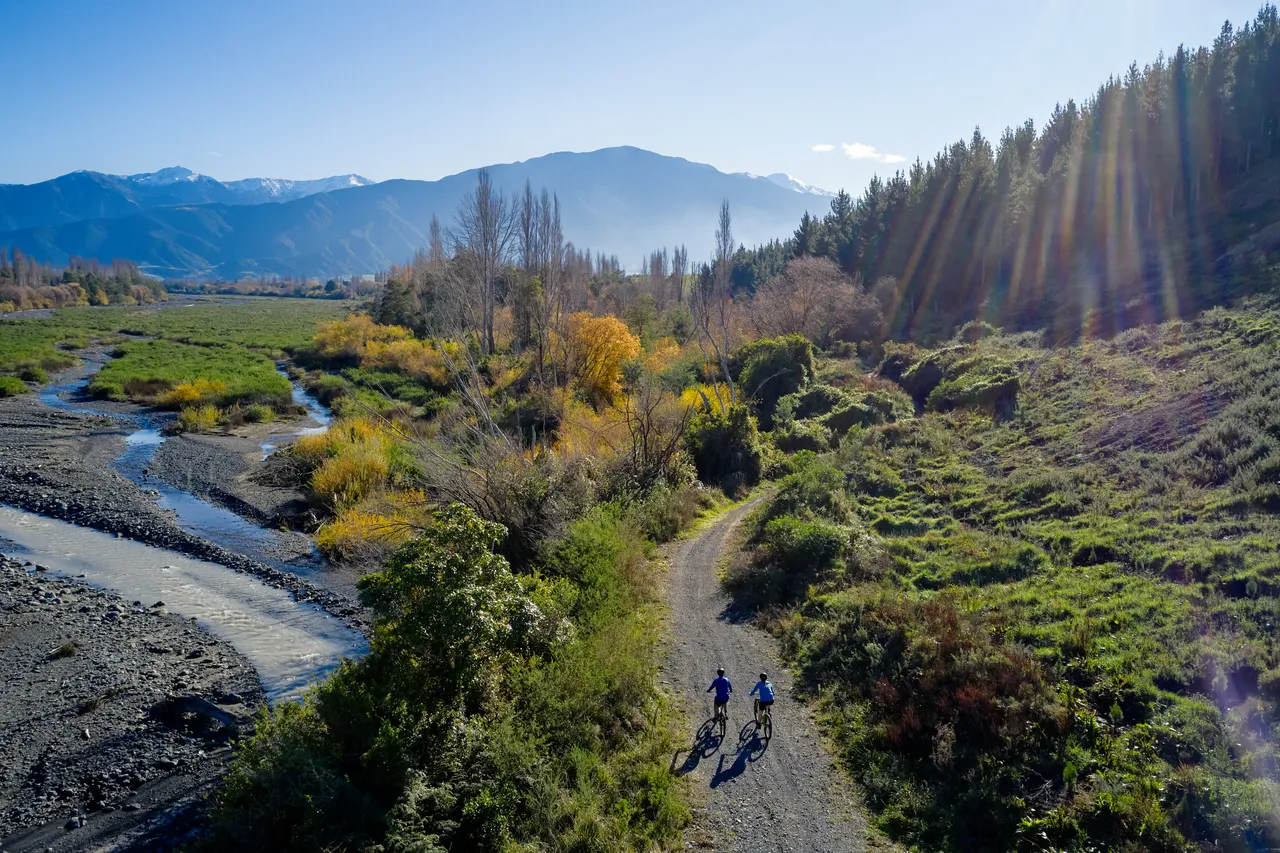 Cycling in Kaikoura gravel road