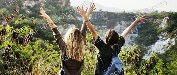 two_people_celebrating