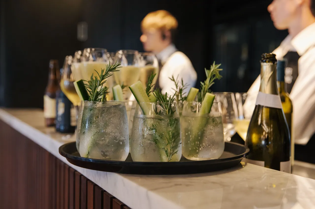 Meet Famil - Drinks Tray Closeup 