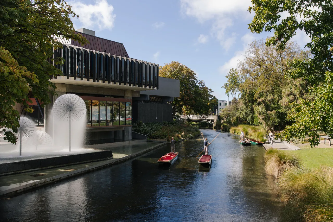 Meet Famil - Punting Town Hall