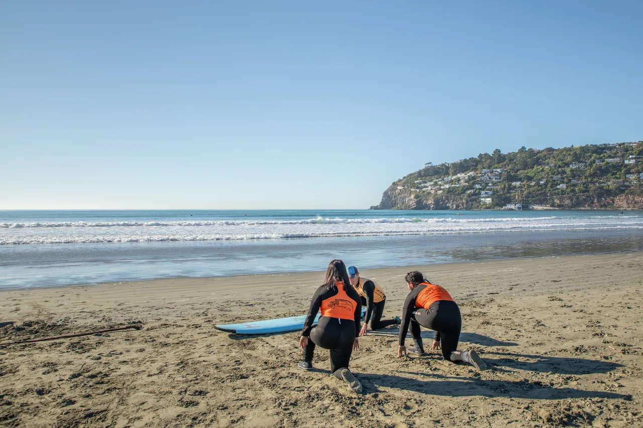 BeKiwi - Students Surfing at Sumner Beach