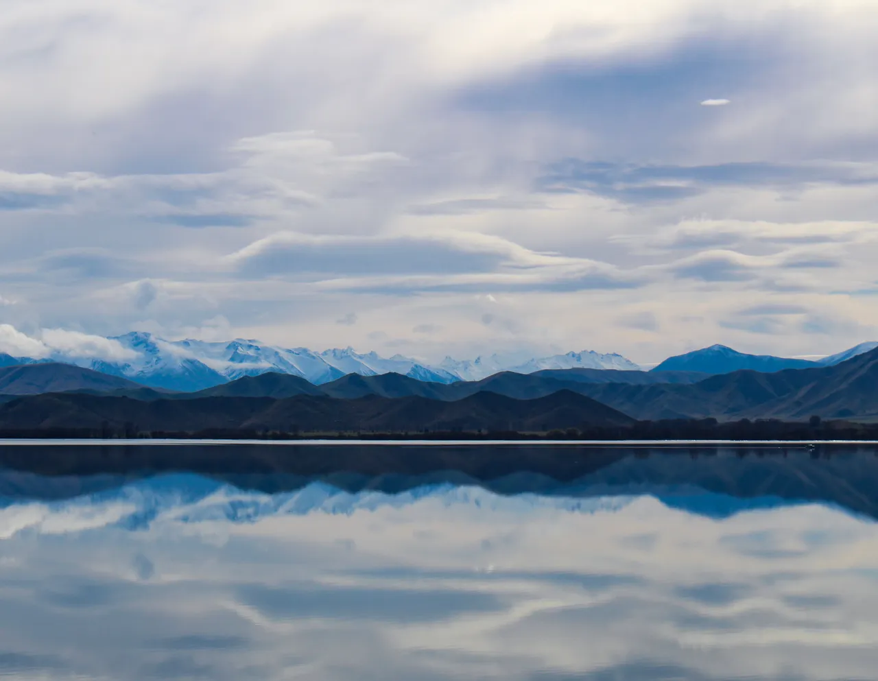 Mountain and Lake Mirror Scenery