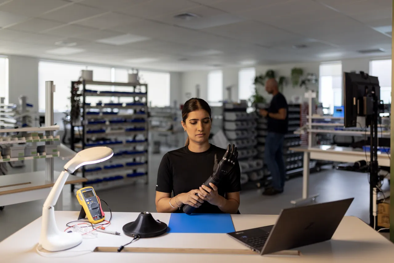 Prosthetic hand manufacturing