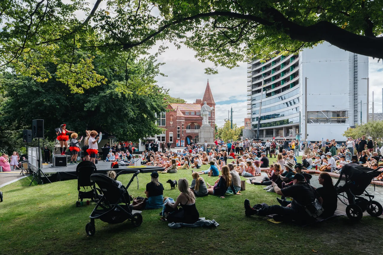 World Buskers Festival crowd