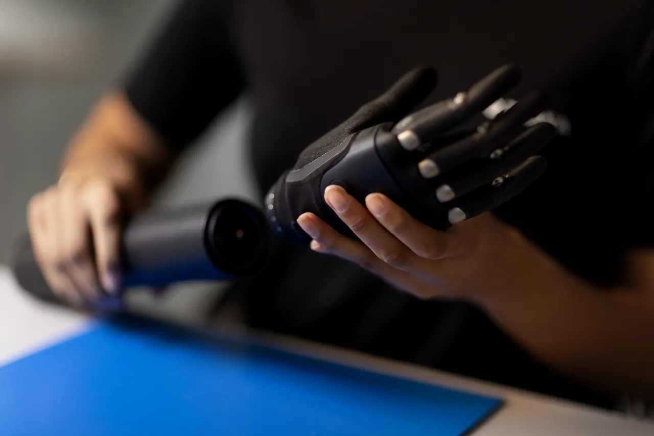 Prosthetic hand manufacturing