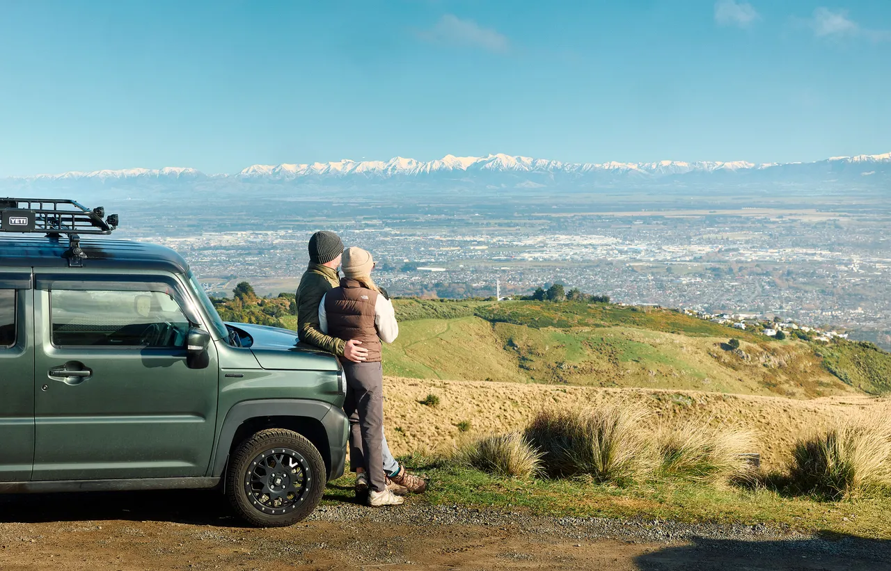 Couple hiking Mt Vernon
