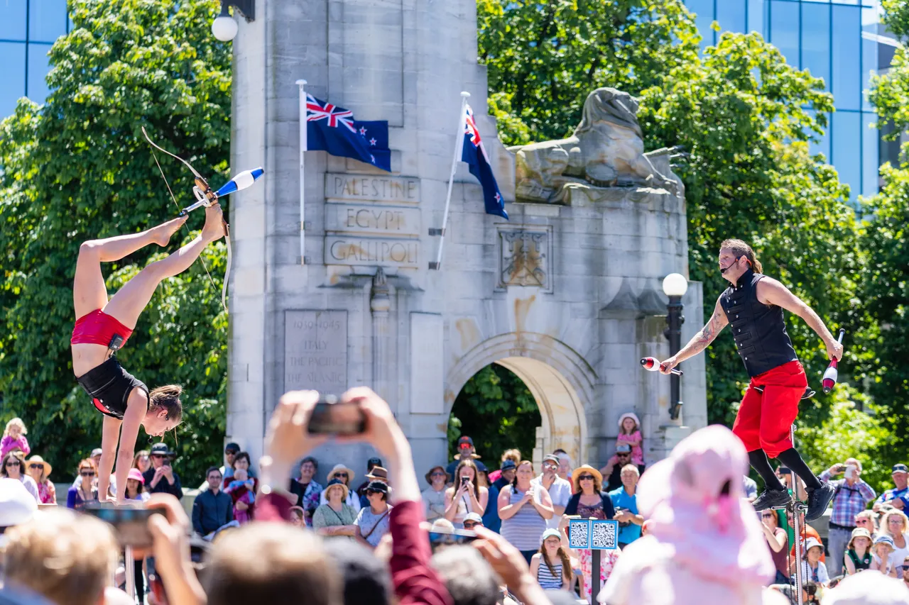 Bread & Circus Performers at Bridge of Remembrance