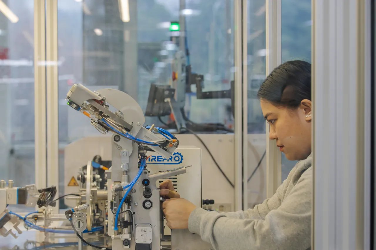 Automated robot arm equipment