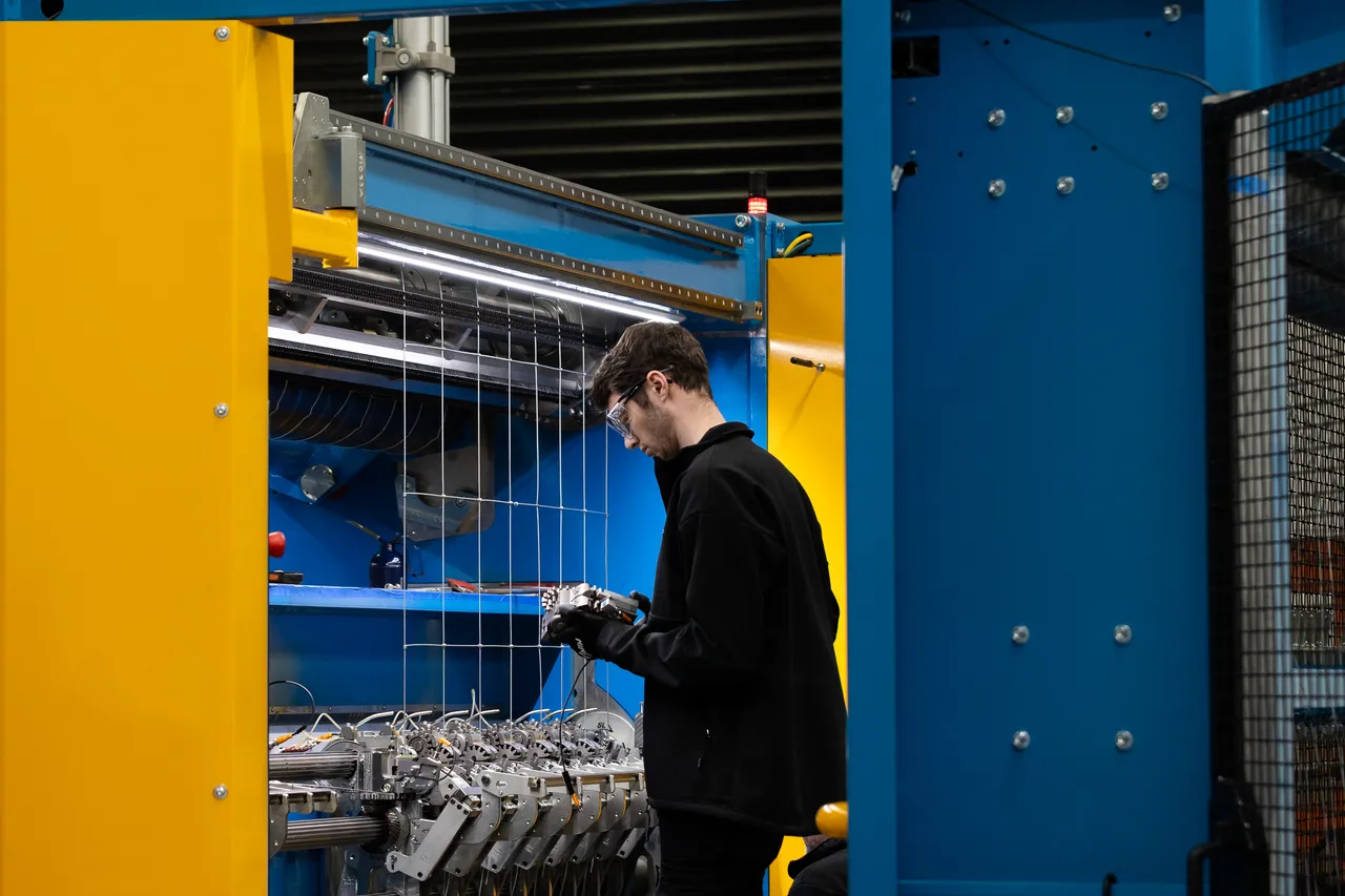 Wire fence machine