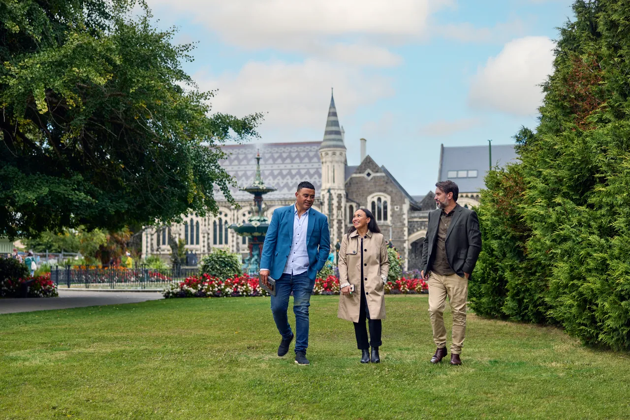 Colleagues strolling at the Botanic Gardens