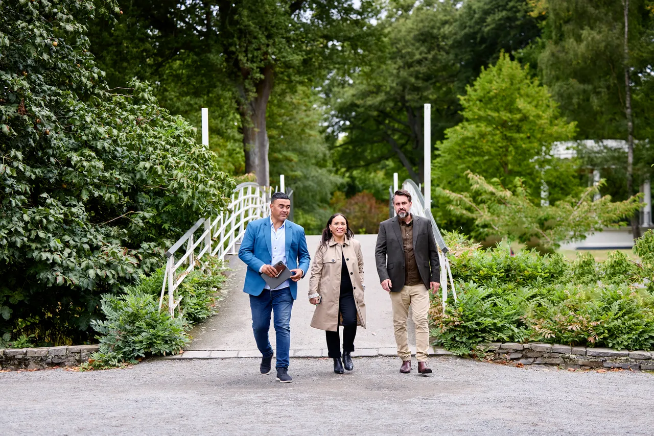 Colleagues strolling at the Botanic Gardens