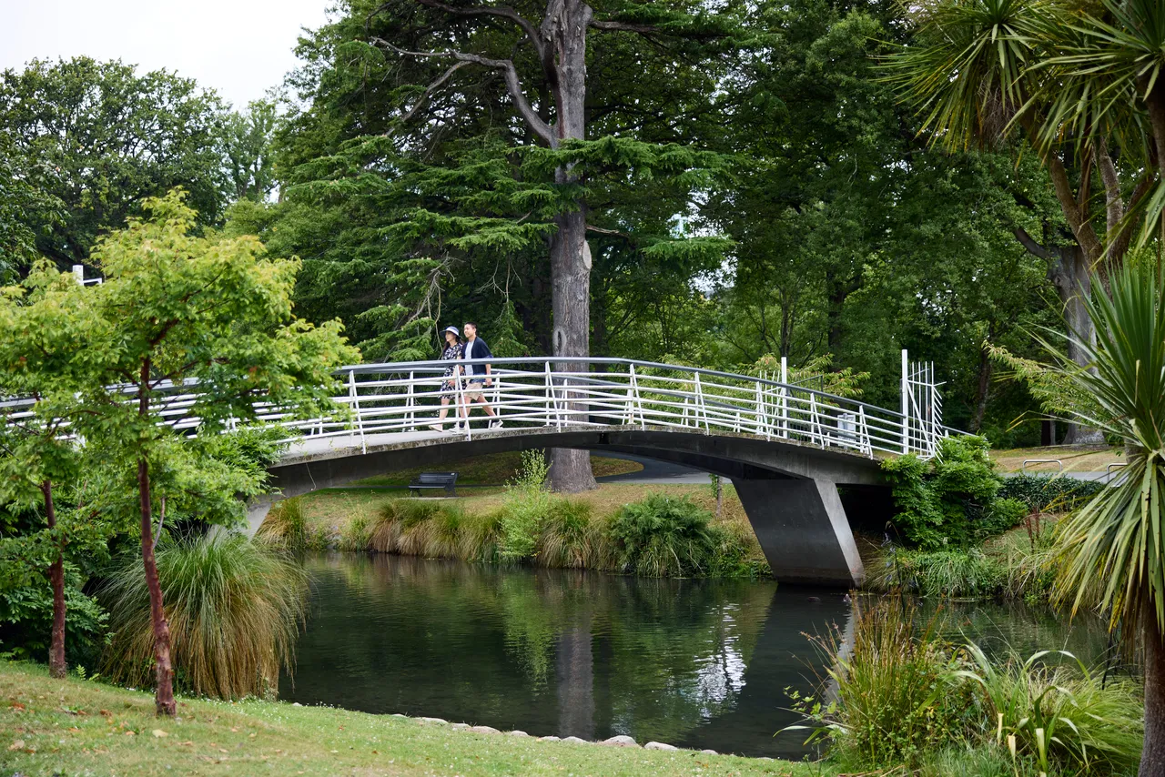 Couple strolling at the Botanic Gardens