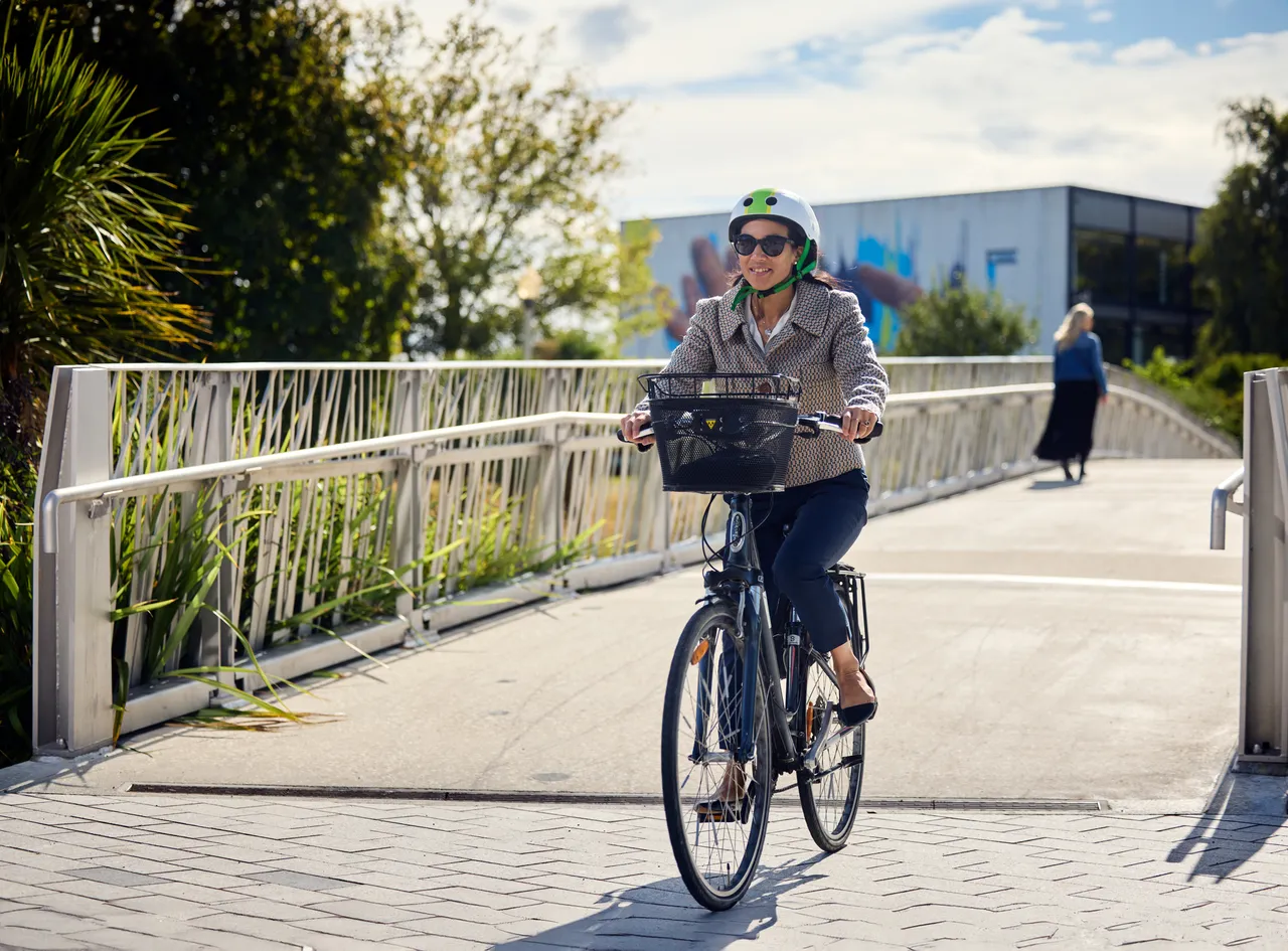 Commuting to work through Cambridge Terrace