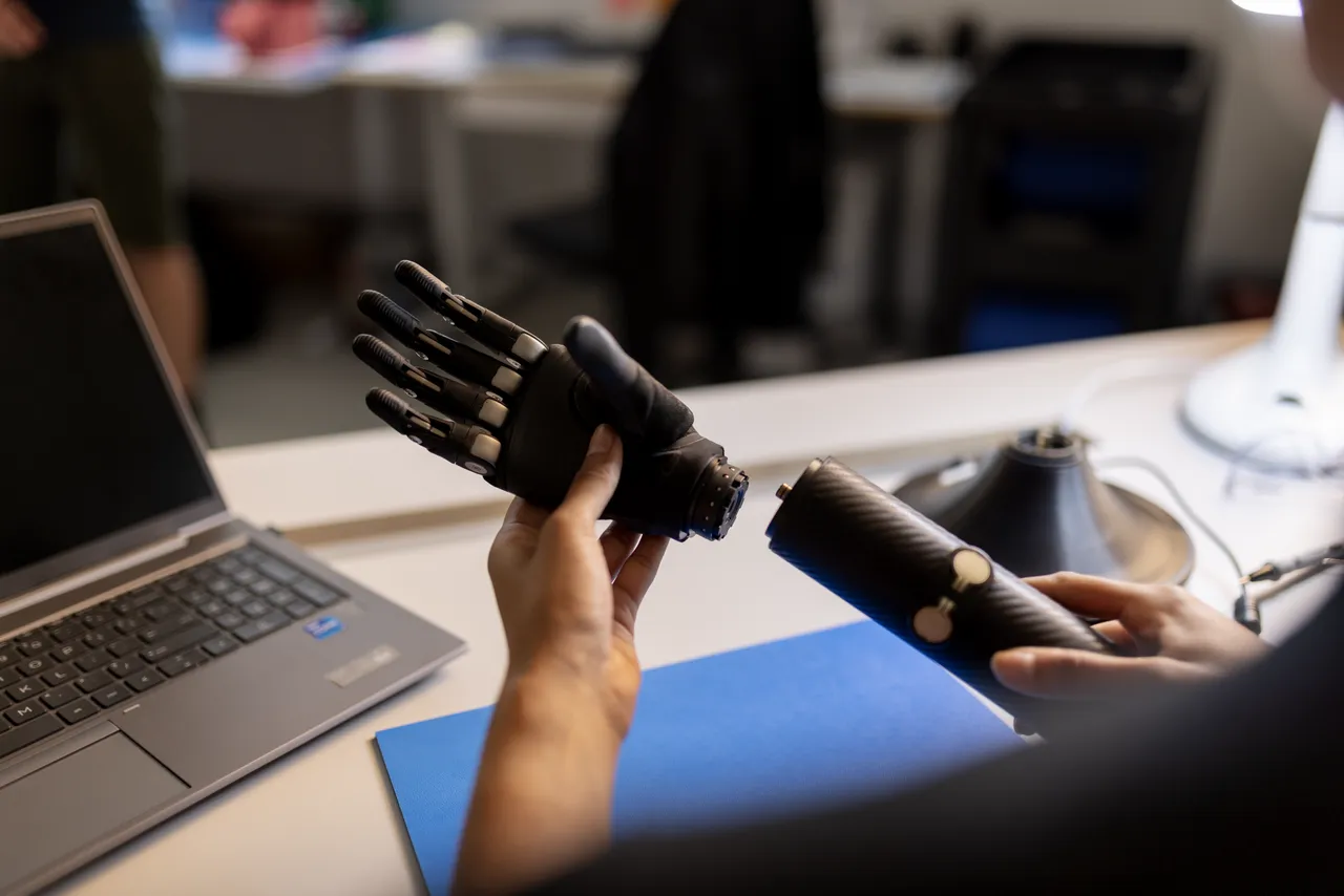 Prosthetic hand manufacturing