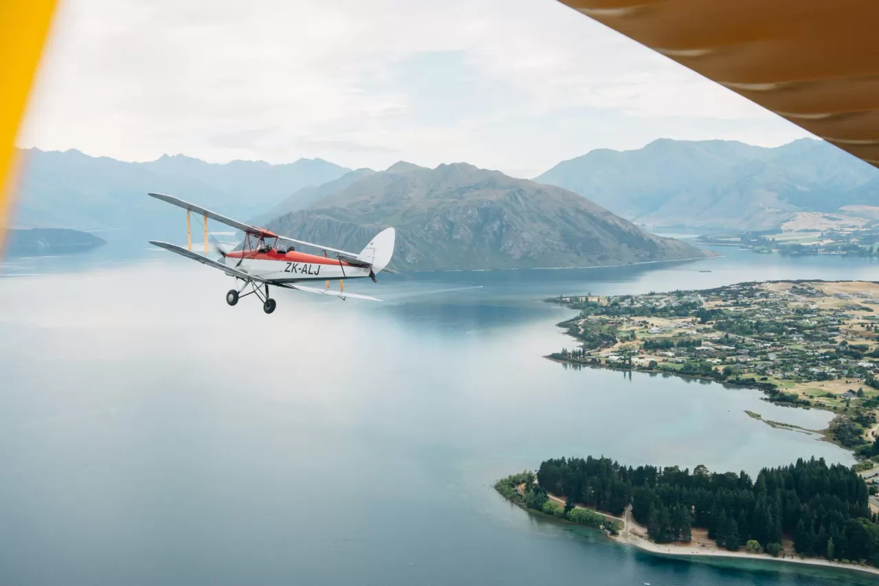 Wanaka-white-red-plane-JohanLolos-2-2000x1335